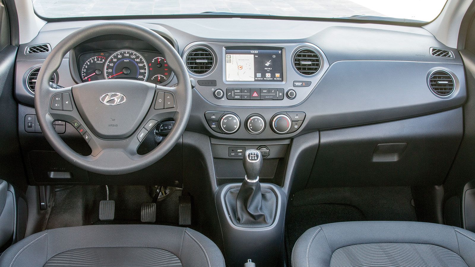 ¶κρως ποιοτικό για τα δεδομένα της κατηγορίας είναι το εσωτερικό του Hyundai i10, με την εικόνα να είναι ευχάριστη μεν αλλά όχι έντονα «νεανική».