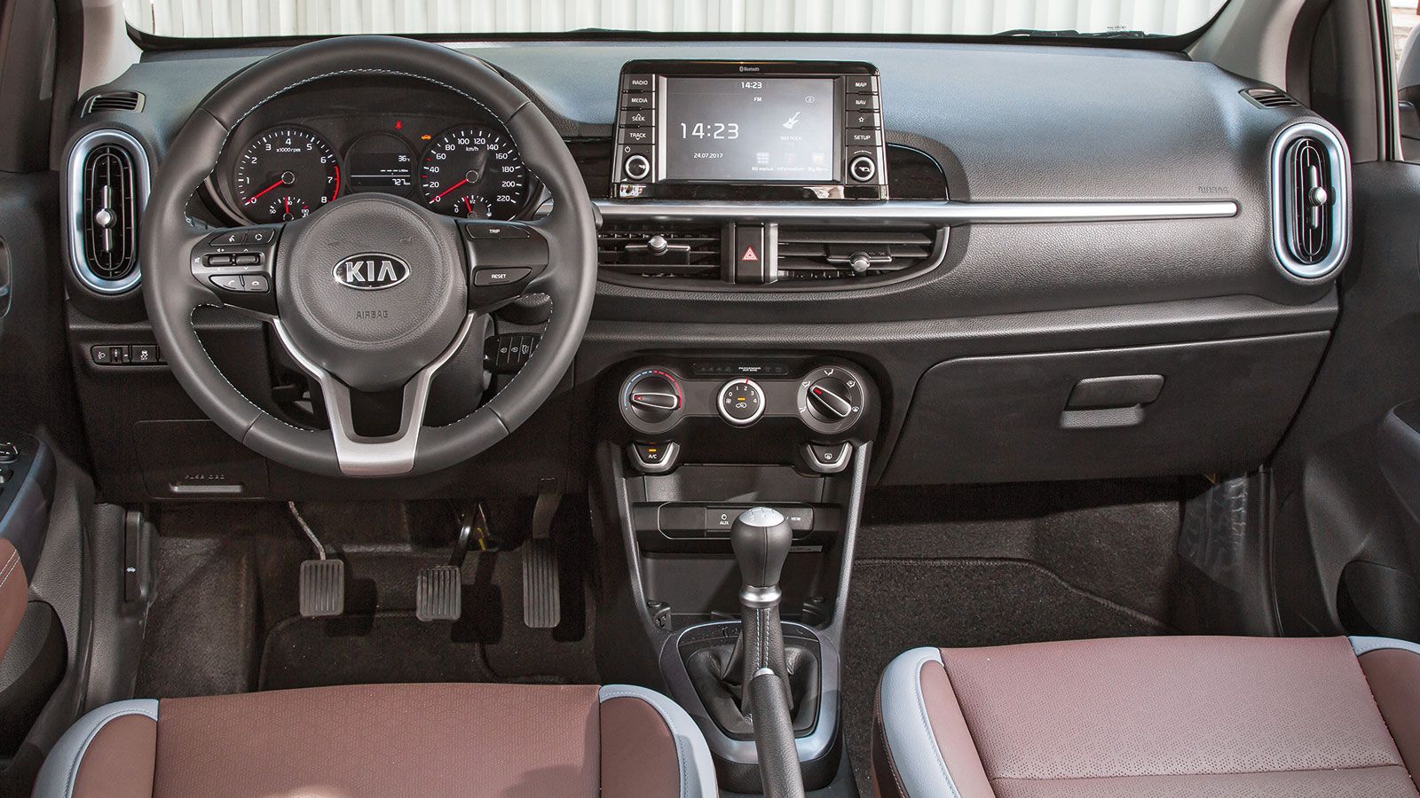 Νεανικός και σύγχρονος είναι ο διάκοσμος στο νέο Picanto, ενώ η ποιότητα κατασκευής είναι καλή παρά τα σκληρά πλαστικά. Ξεχωρίζει η «αιωρούμενη» οθόνη