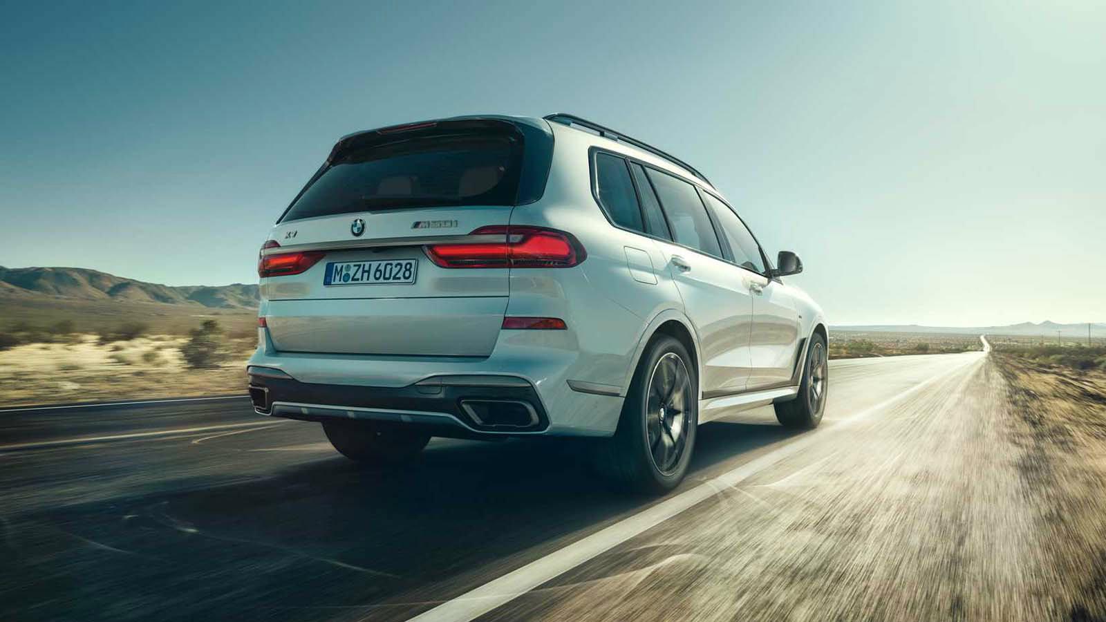 Η ισχύς και των δύο πηγάζει από έναν twin-turbo V8 κινητήρα χωρητικότητας 4,4 λίτρων.