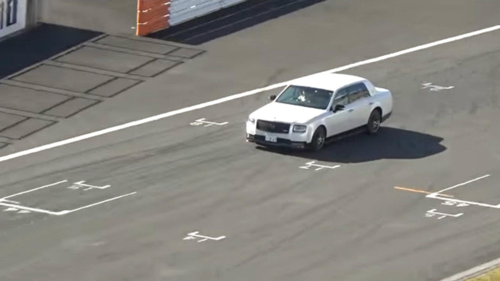 Στην πίστα με το μοναδικό Toyota Century GRMN βρέθηκε ο πρόεδρος της Toyota, Akio Toyoda. 

