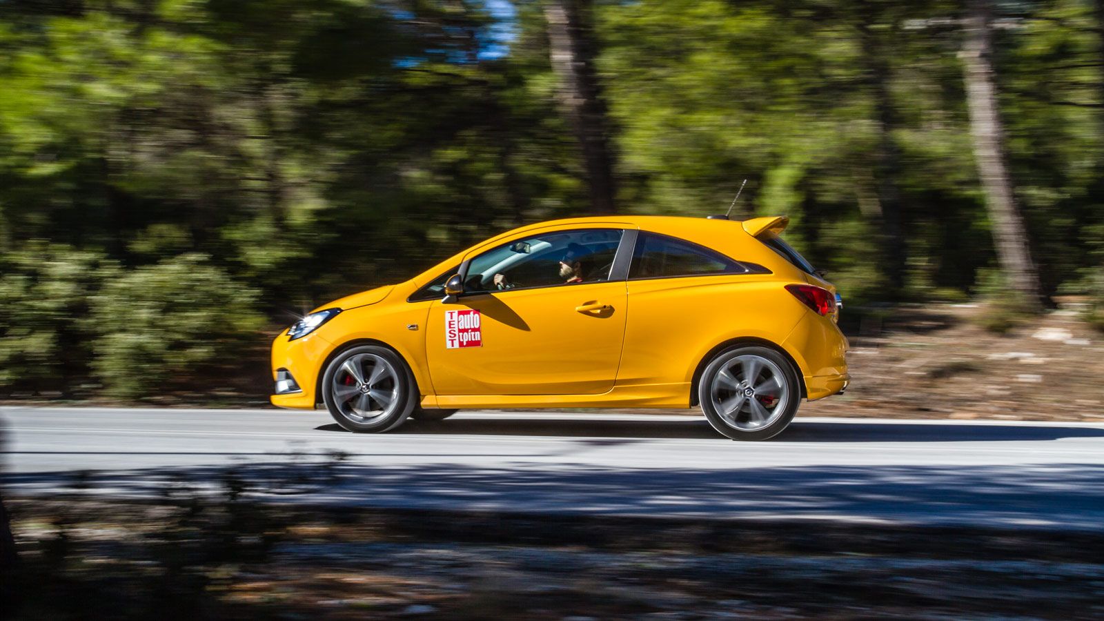 Το Corsa βασίζει τον σπορ προσανατολισμό της έκδοσης GSi στην στιβαρή πλατφόρμα, το σκληρό setup της ανάρτησης και τον αποδοτικό κινητήρα.