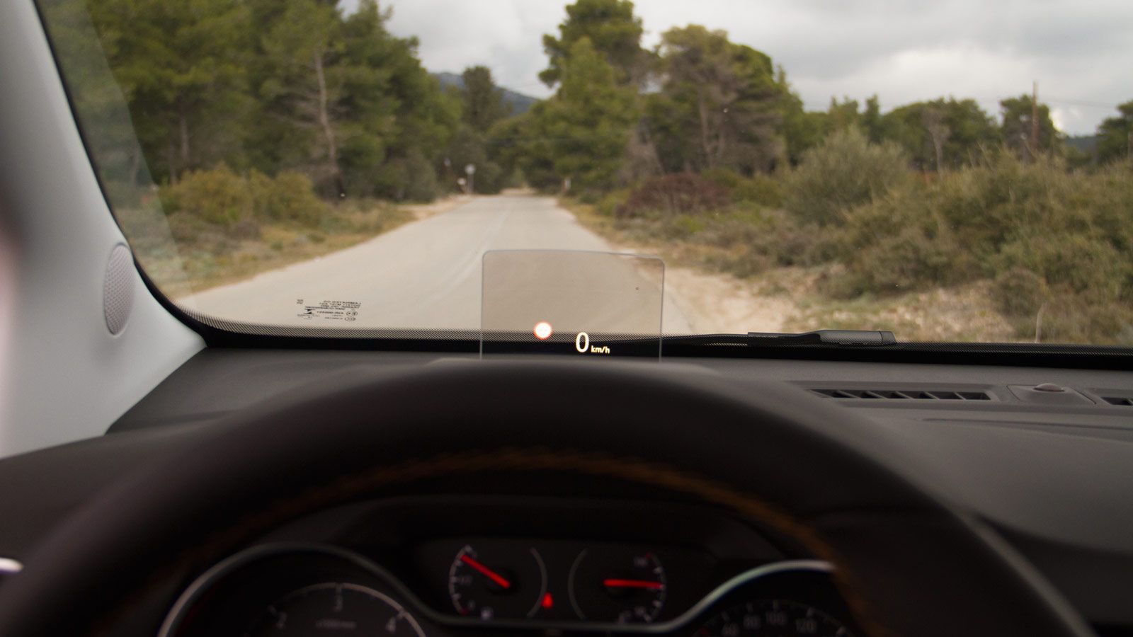 Το head up display βοηθά στο δρόμο και βελτιώνει την οδηγική εμπειρία.