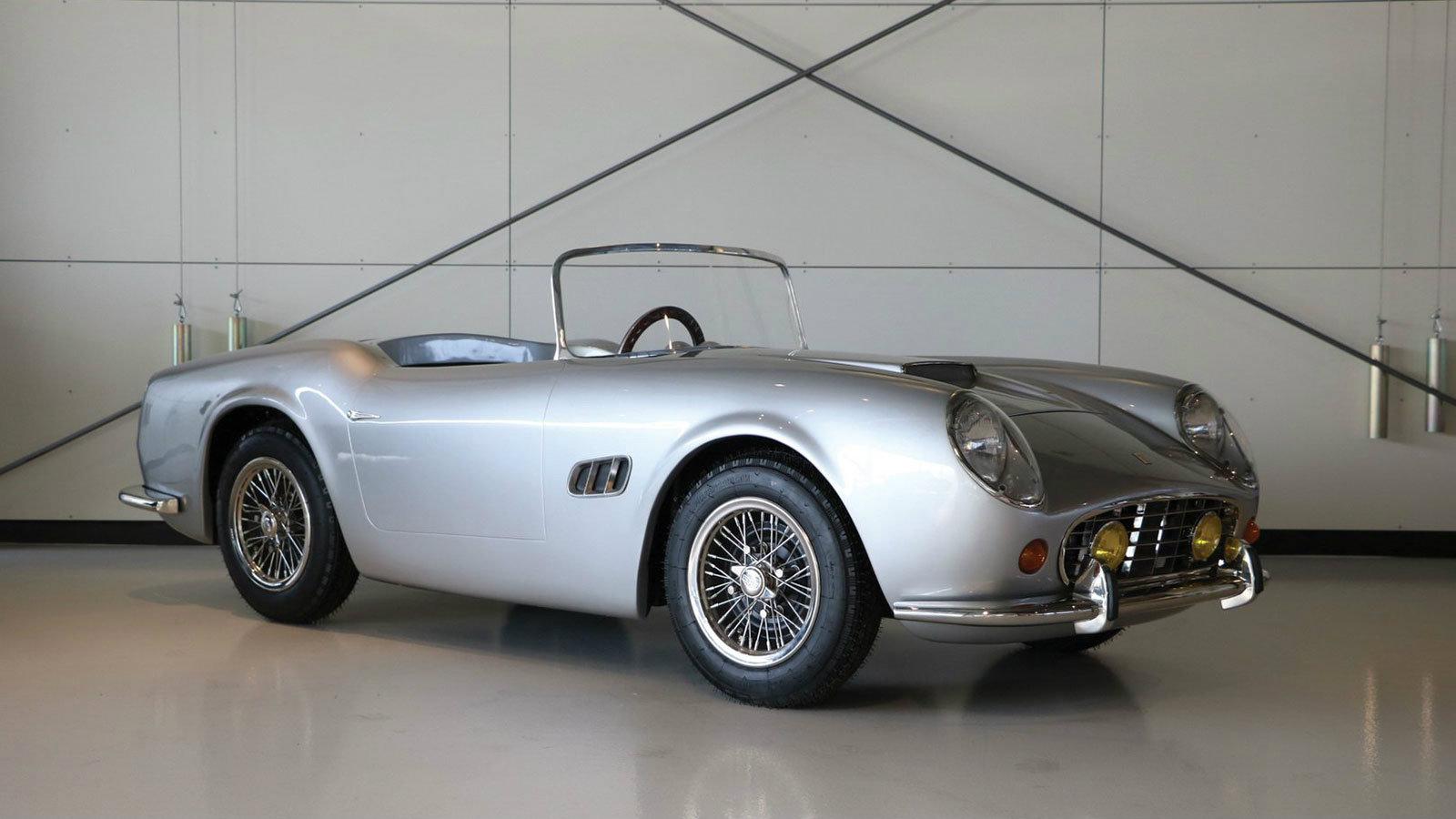 Το συγκεκριμένο μοντέλο πρόκειται για μια «Ferrari 250 California Spider» αλλά σε μικρότερη κλίμακα.