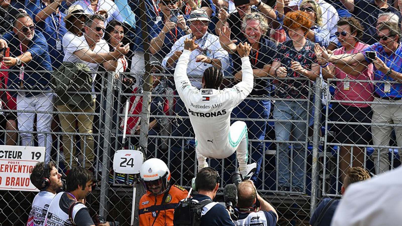 O Ηamilton ενώ πανηγυρίζει την pole position.
