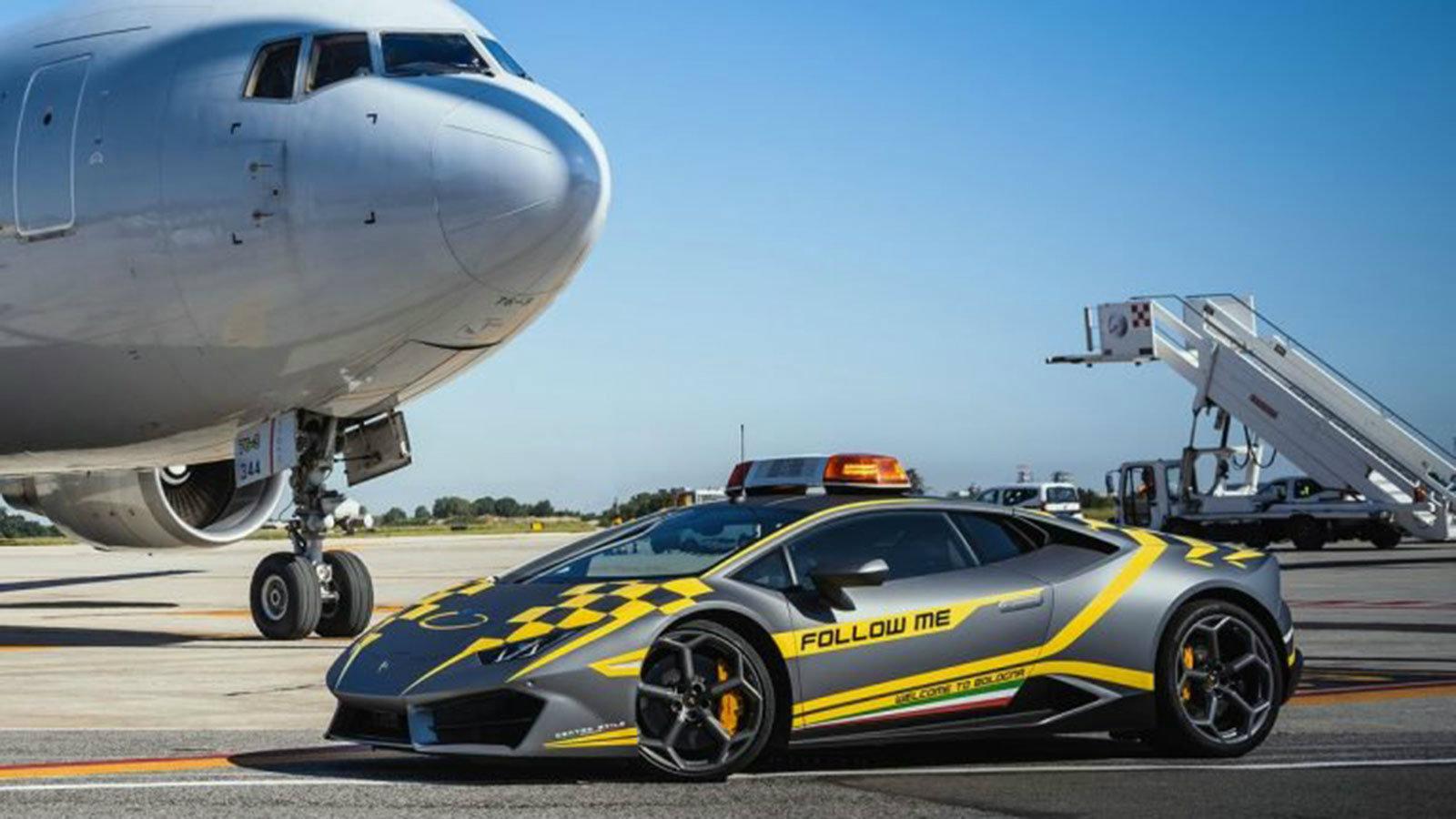 Η Lamborghini Huracan πρόκειται για ένα από τα νέα «follow me» (ακολούθησέ με) αυτοκίνητα του αεροδρομίου.