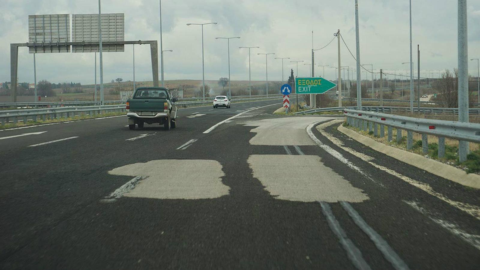 Ενδεικτικές φωτογραφίες από την «βομβαρδισμένη» Εγνατία Οδό.