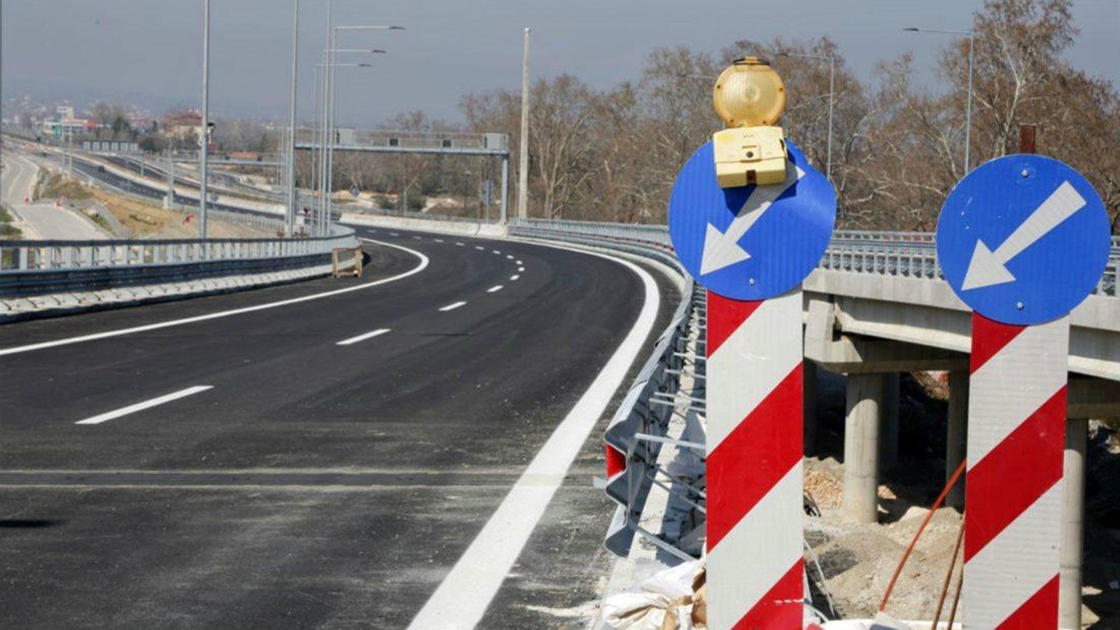 Η τροχαία ενημερώνει τους οδηγούς των οχημάτων να είναι ιδιαίτερα προσεκτικοί κατά την διέλευσή τους από τα σημεία των εργασιών.
