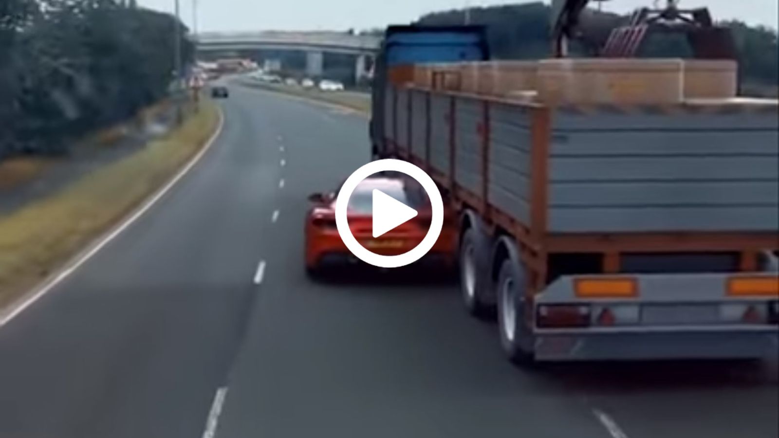 Ferrari περνάει ξυστά κάτω από νταλίκα