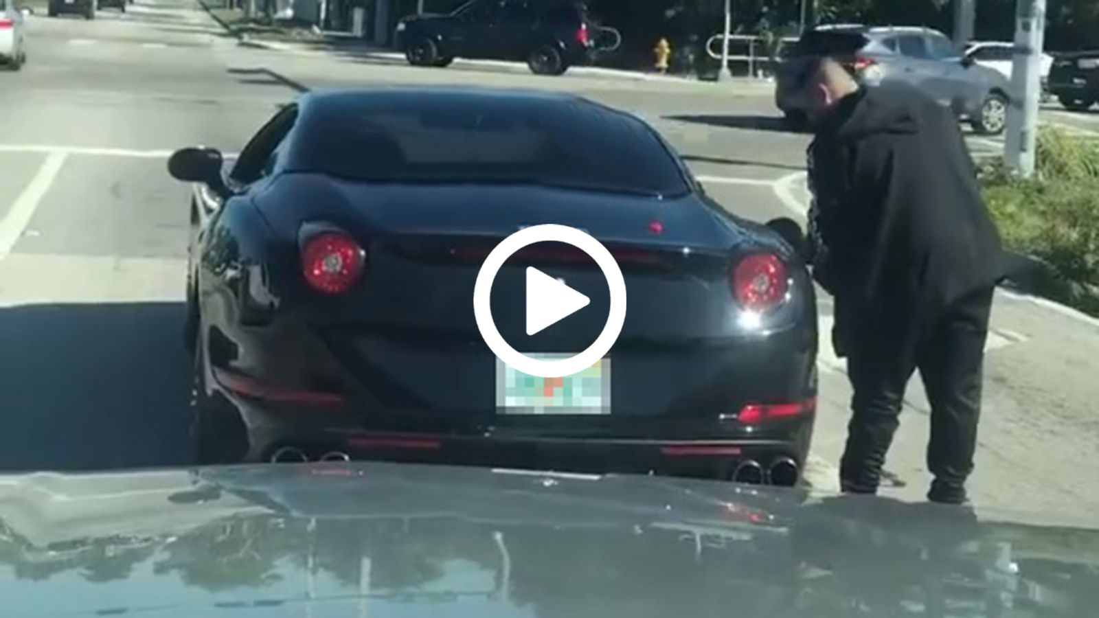 Με Ferrari αλλά χωρίς λεφτά για βενζίνη!
