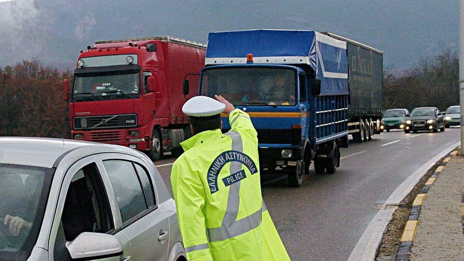 Σε συνέχεια της ρύθμισης που απαγορεύει την κυκλοφορία βαρέων οχημάτων στο παράπλευρο οδικό δίκτυο, το υπουργείο Υποδομών μειώνει τα πρόστιμα και προχ