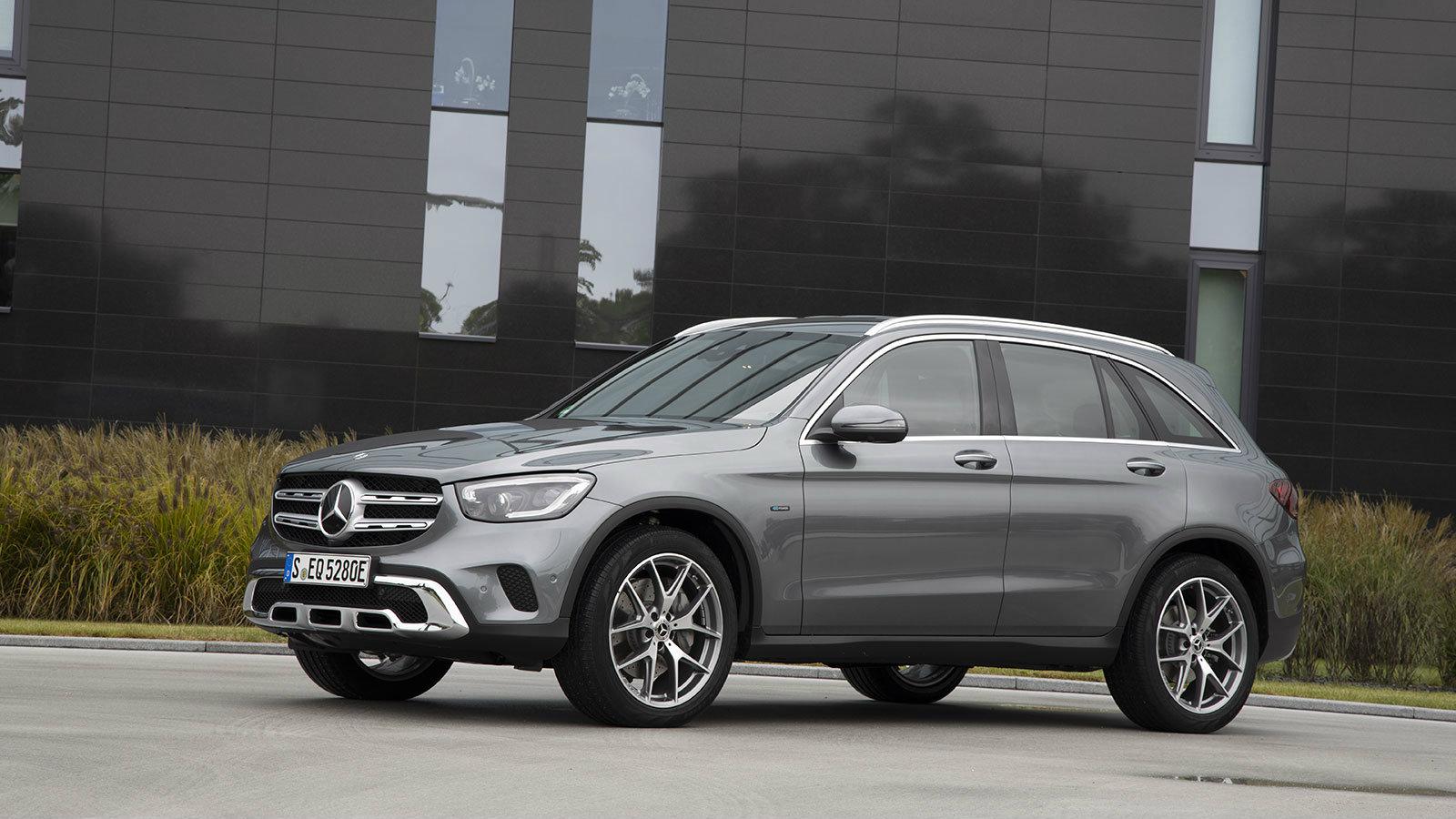 Μετά την ανανέωση που πρόσφερε η Mercedes στην GLC, ήρθε η στιγμή που η γερμανική μάρκα έπραξε ακριβώς το ίδιο και για την plug-in υβριδική έκδοση του
