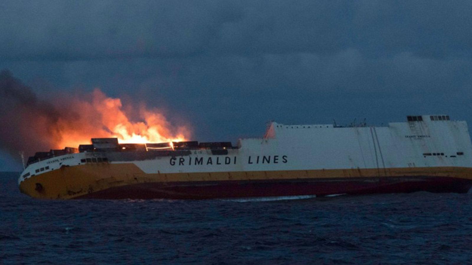Στον πάτο της θάλασσας βρέθηκαν πολλά αυτοκίνητα μάρκας Audi και Porsche, τα οποία μετέφερε το πλοίο Grande America.