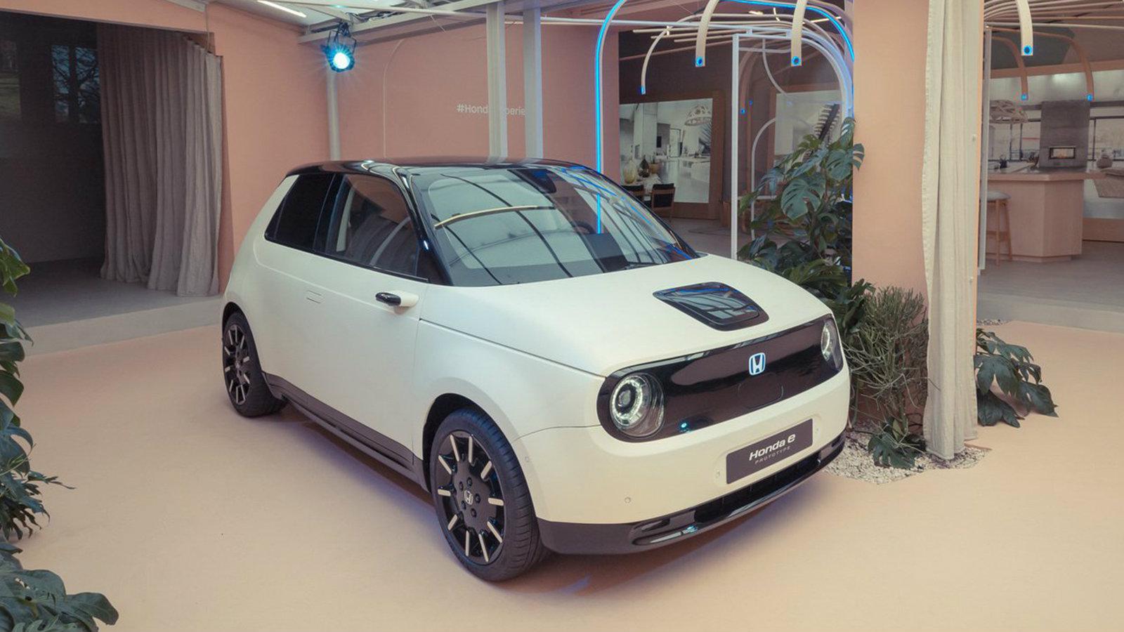 Η μπαταρία ιόντων λιθίου είναι υδρόψυκτη και έχει χωρητικότητα 35,5 kWh.