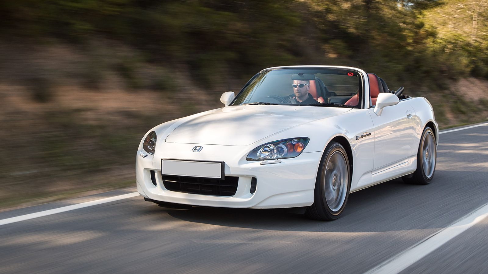 Το Honda S2000 αγαπήθηκε για την εμφάνισή του, τον οδηγικό του χαρακτήρα που σπάνια συγχωρούσε λάθη, αλλά και τον «μανιακό» κινητήρα που δε δίσταζε να