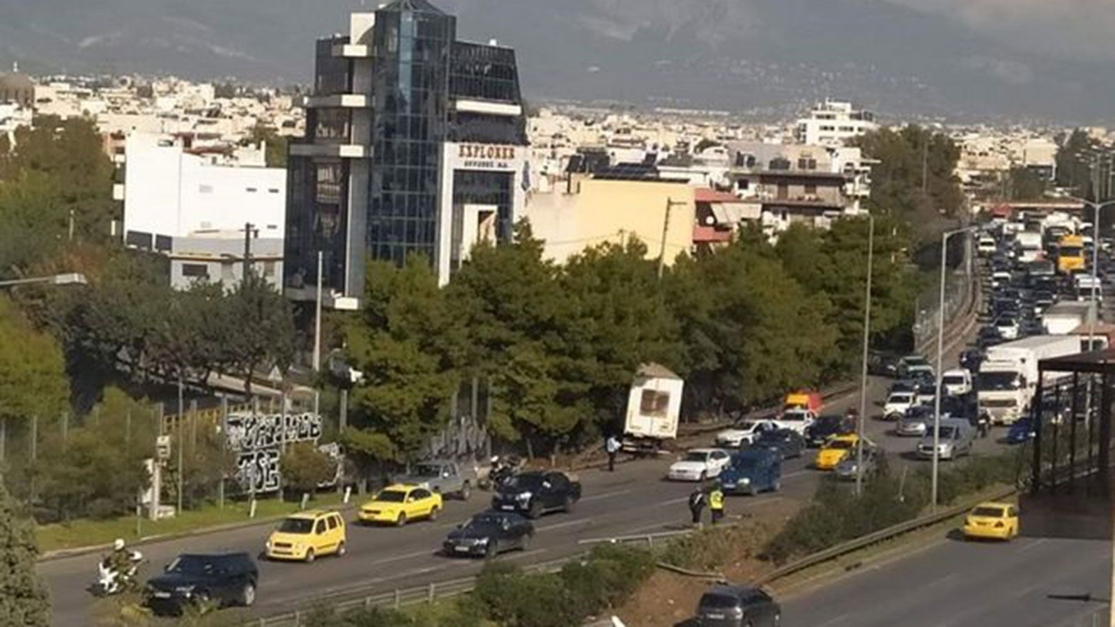 Κομφούζιο στον Κηφισό: Φορτηγό πέρασε στο αντίθετο!