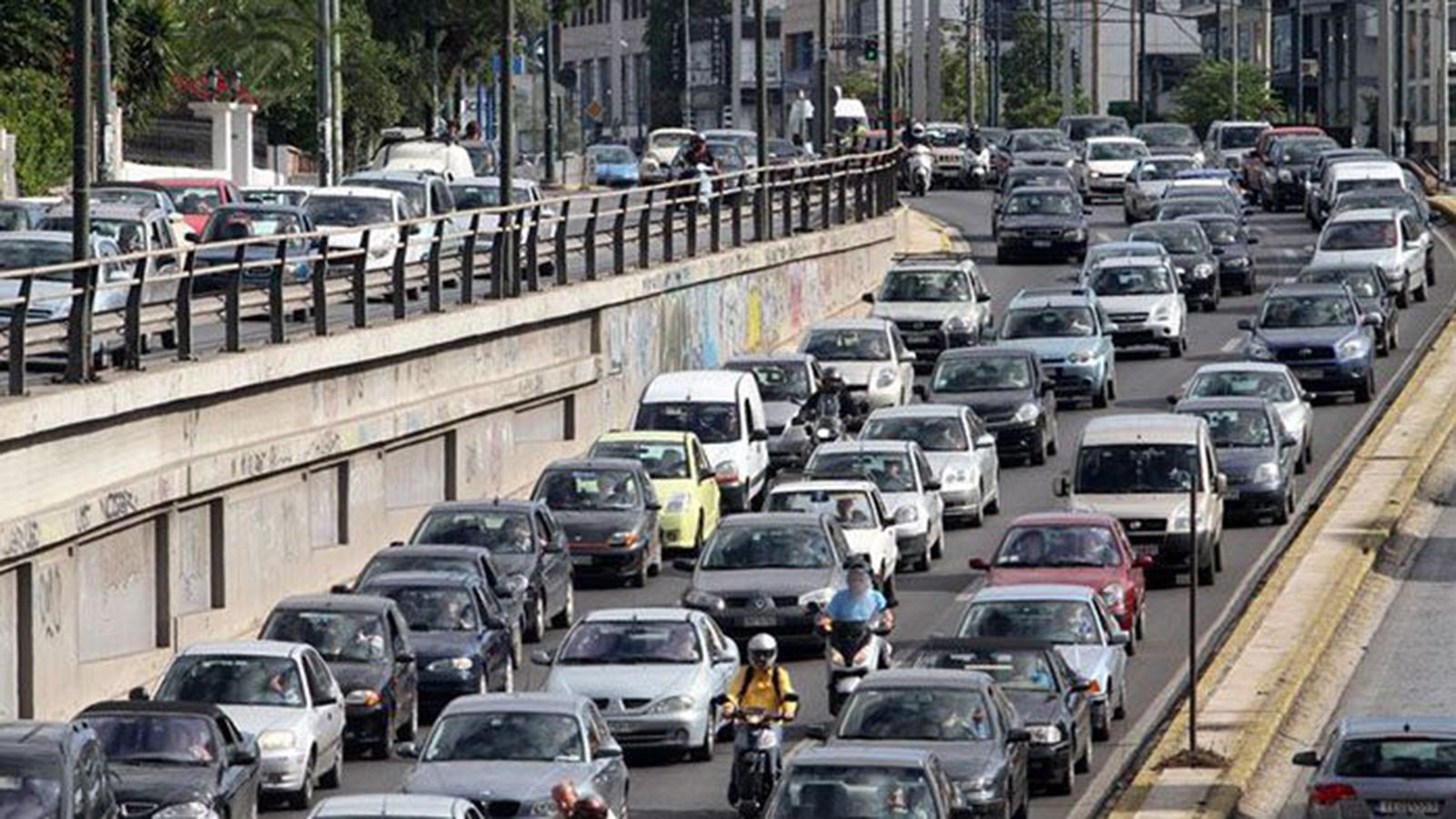 Να βάλει τάξη στο σοβαρό πρόβλημα των ανασφάλιστων προσδοκά η κυβέρνηση, προσβλέποντας παράλληλα σε αύξηση των εσόδων του κράτους. 