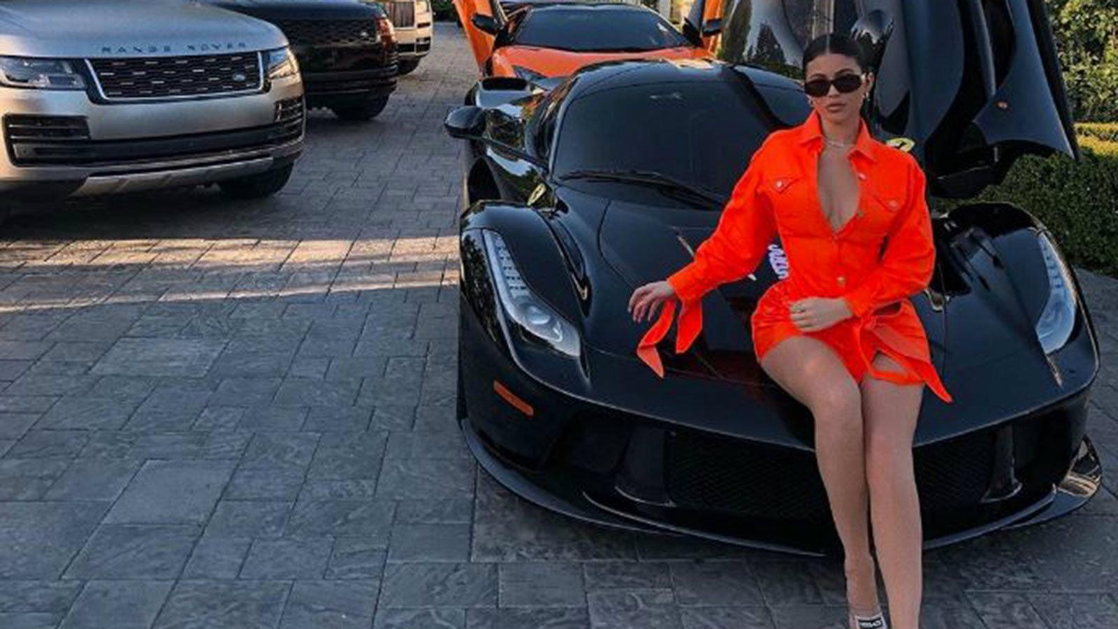 H Kylie Jenner με τη συλλογή της, καθισμένη πάνω σε μία Ferrari LaFerrari.  