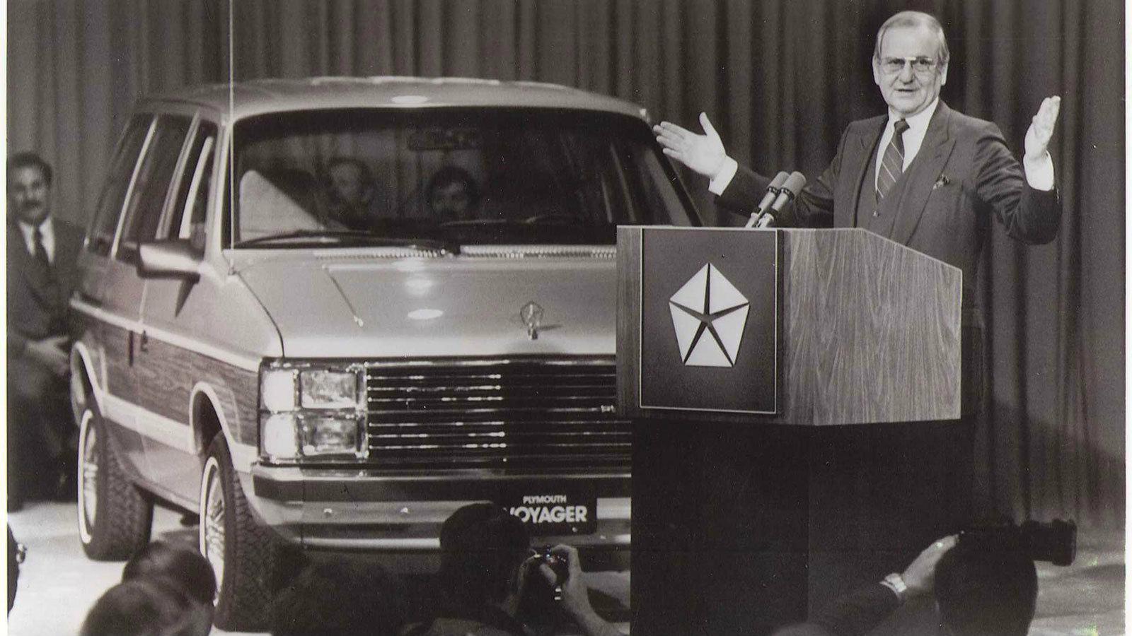 O Lee Iacocca κατά την παρουσίαση του Plymouth Voyager.