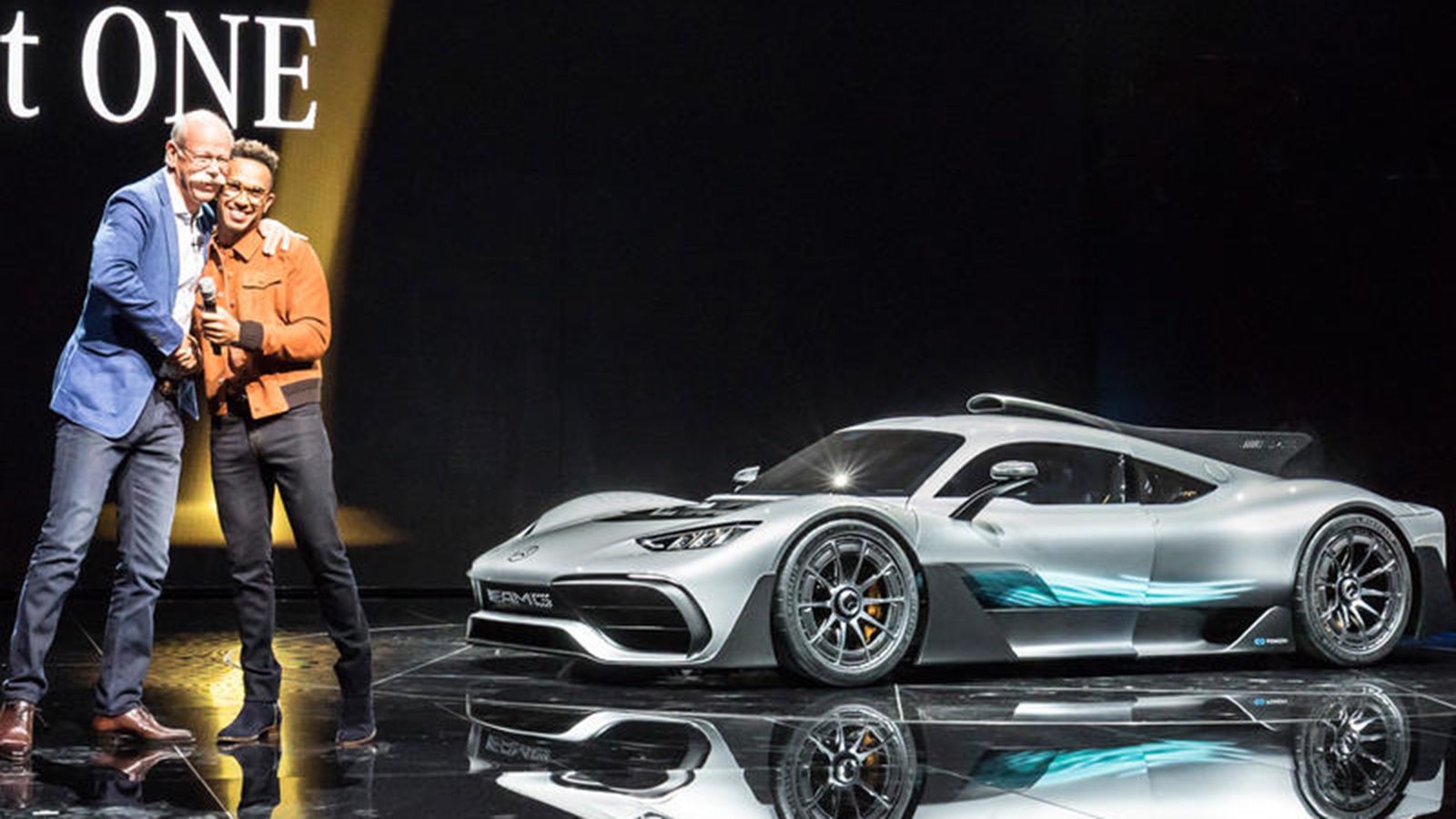 Ο Lewis Hamilton βοήθησε στην παρουσίαση του πρωτότυπου Mercedes-AMG One υπεραυτοκινήτου.