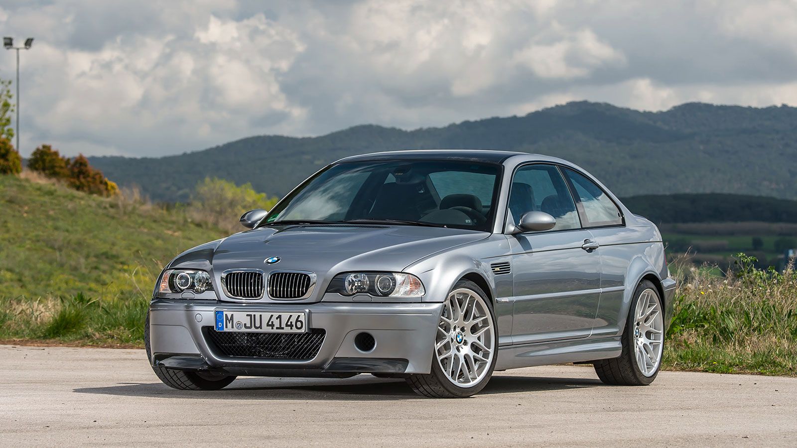 Η BMW M3 CSL διατέθηκε σε μόλις 1.383 αντίτυπα και, σε σχέση με την «απλή» έκδοση, το βάρος της μειώθηκε κατά 110 ολόκληρα κιλά.