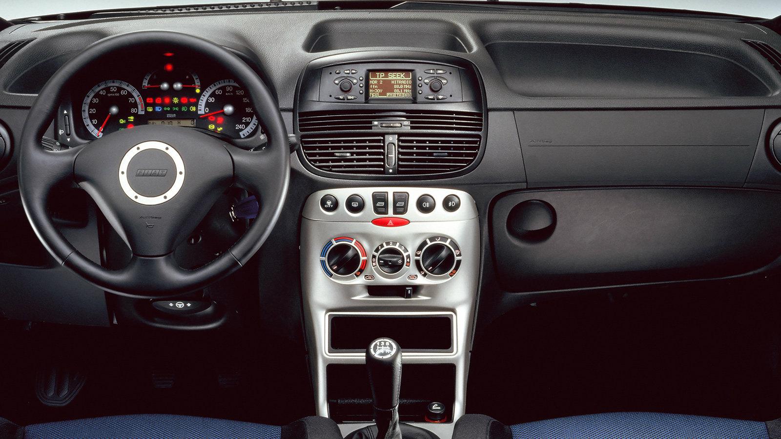 Μπορεί το Fiat Punto HGT να μην είχε τον «εκρηκτικό» χαρακτήρα και τις επιδόσεις του απερχόμενου GT, αλλά εντυπωσίασε με τον εξοπλισμό του.