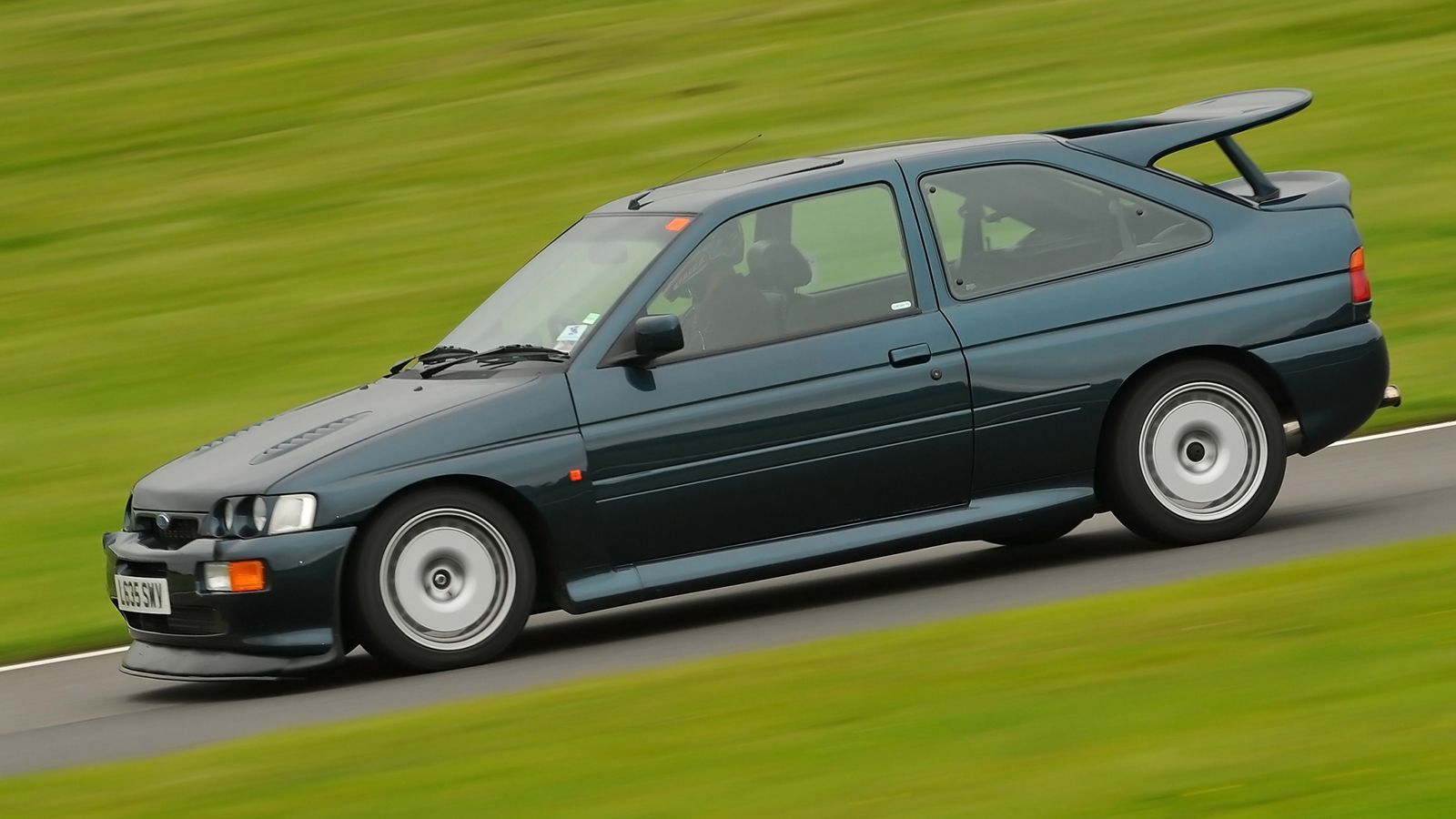 Ford Escort RS Cosworth: Το αντι-Sierra που σήμερα πιάνει 50+ χιλιάρικα!