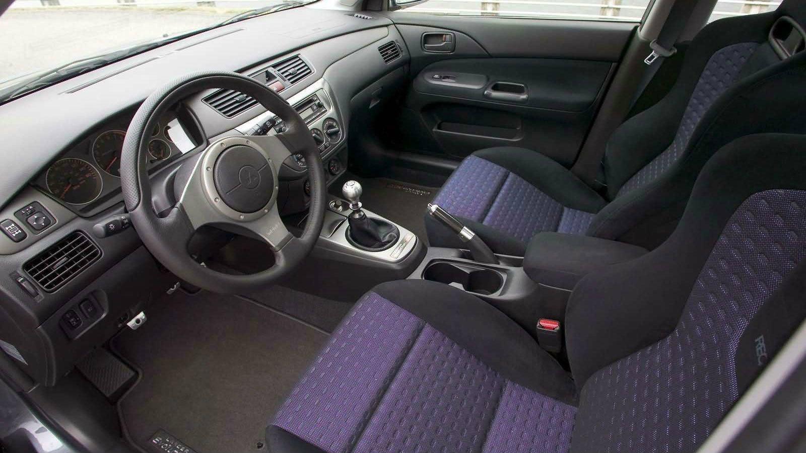 ... ώστε το Mitsubishi Lancer Evolution να κερδίζει με το καλημέρα φανατικό κοινό, άλλωστε σε μόλις τρεις ημέρες είχαν πωληθεί τα πρώτα 2.500 αντίτυπα