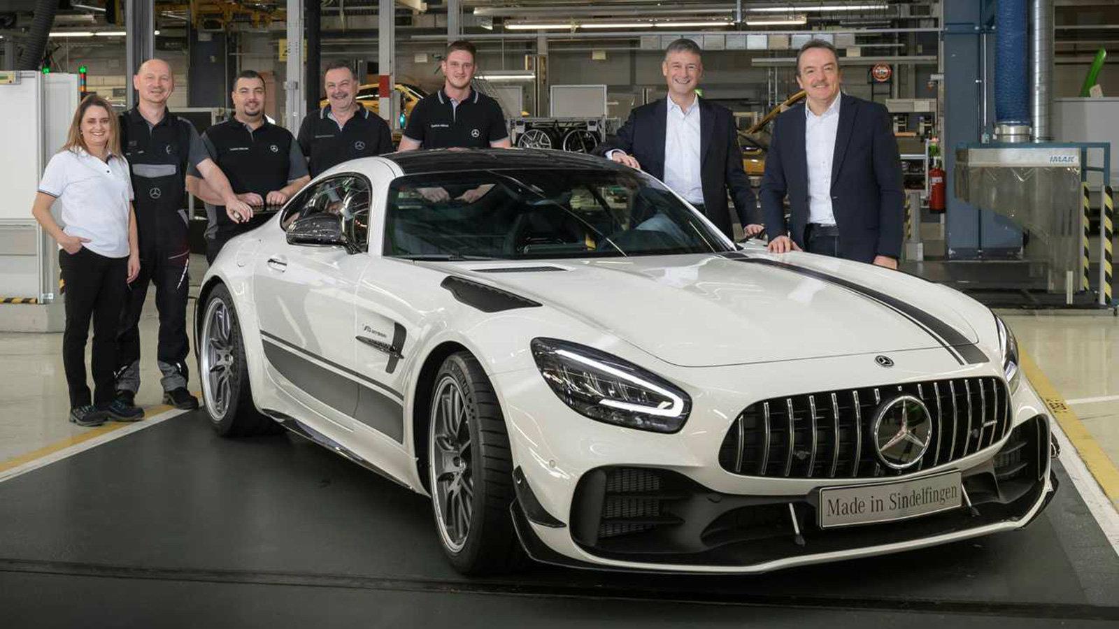 Σήμερα μία «κούκλα» Mercedes-AMG GT R Pro βγήκε από τη γραμμή παραγωγής.