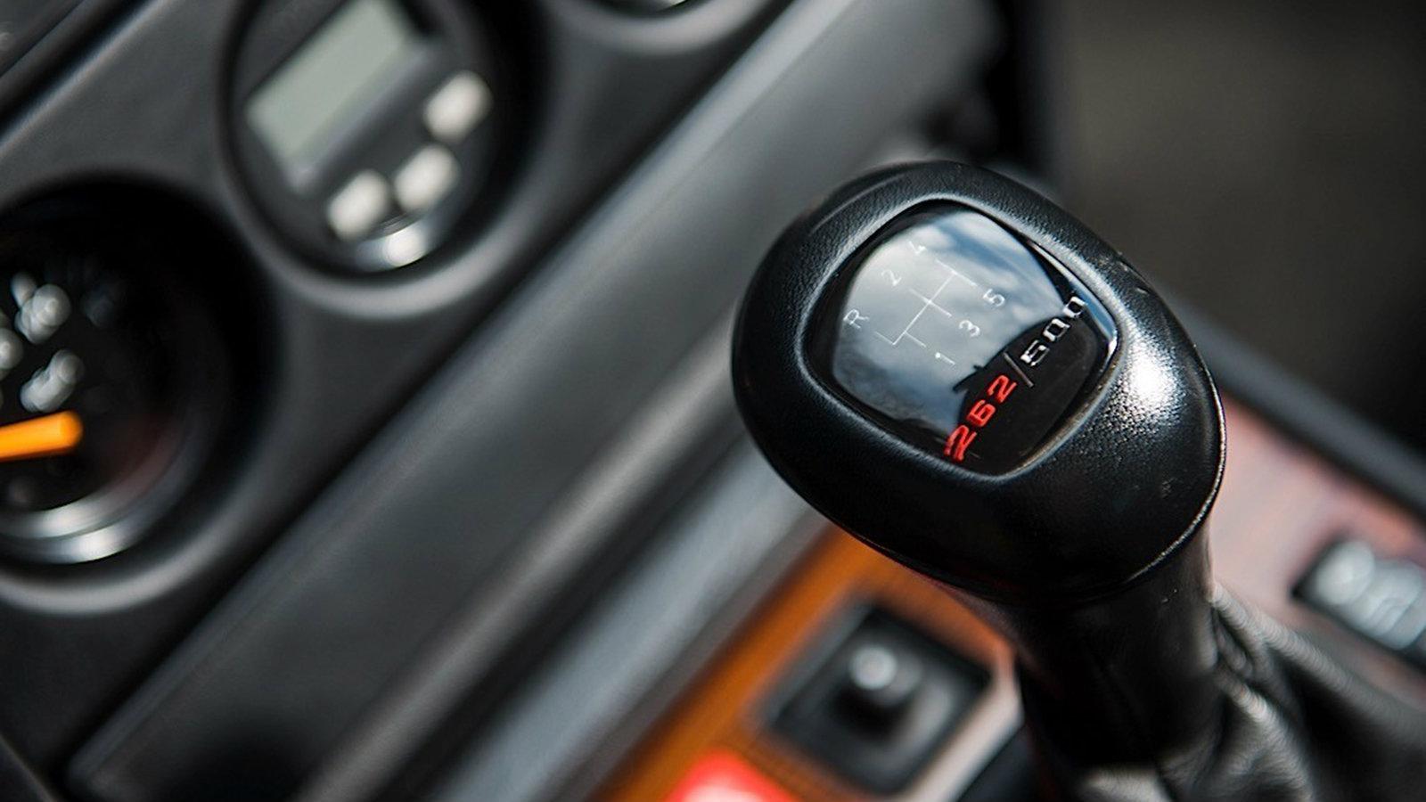 Η Mercedes-Benz χρησιμοποίησε το 5άρι μηχανικό κιβώτιο Getrag που συναντάμε και στην BMW M3 εκείνης της γενιάς, με την πρώτη σχέση να βρίσκεται κάτω α