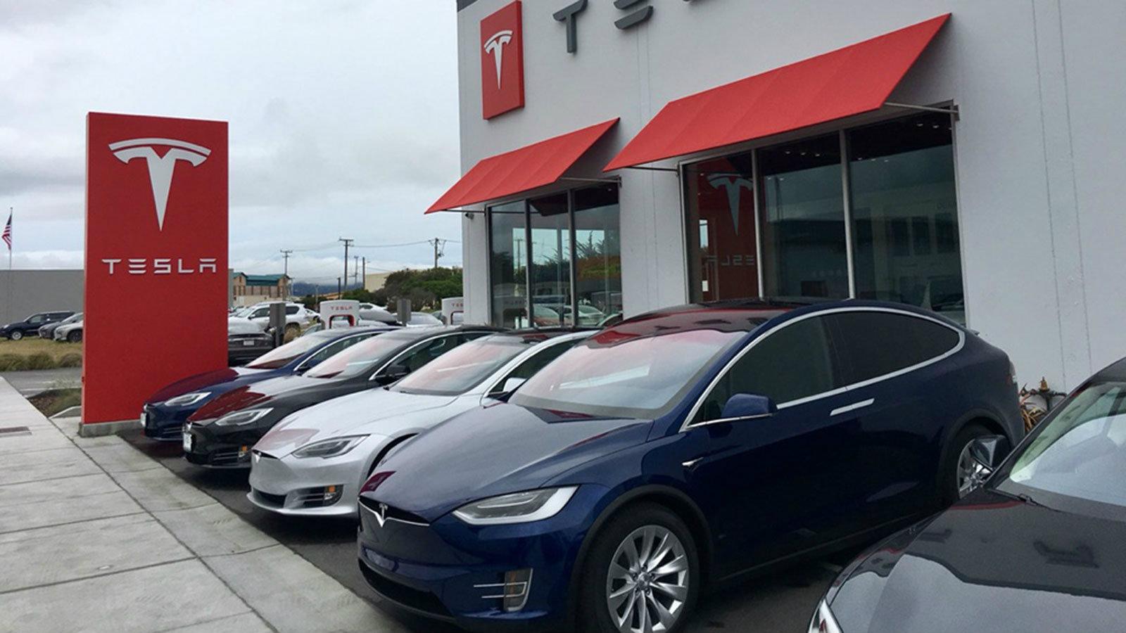 H εταιρεία περιορίζει τις εκδόσεις του crossover Model X και του Model S.