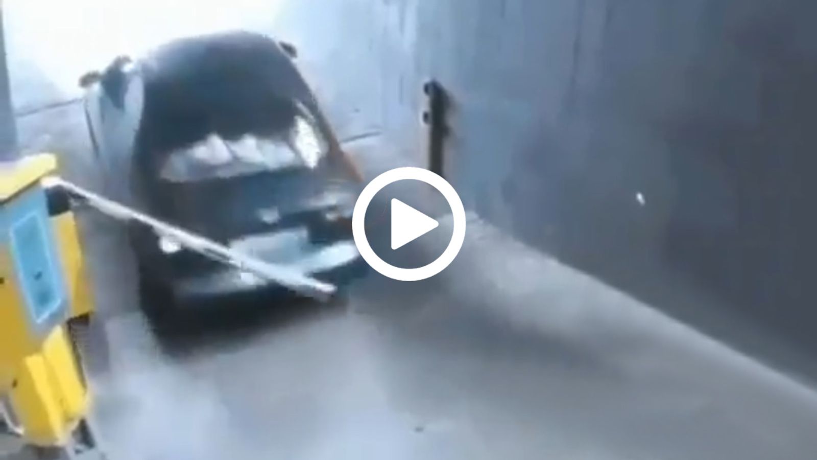 Μπάρα parking+χαζός οδηγός= Καταστροφή!