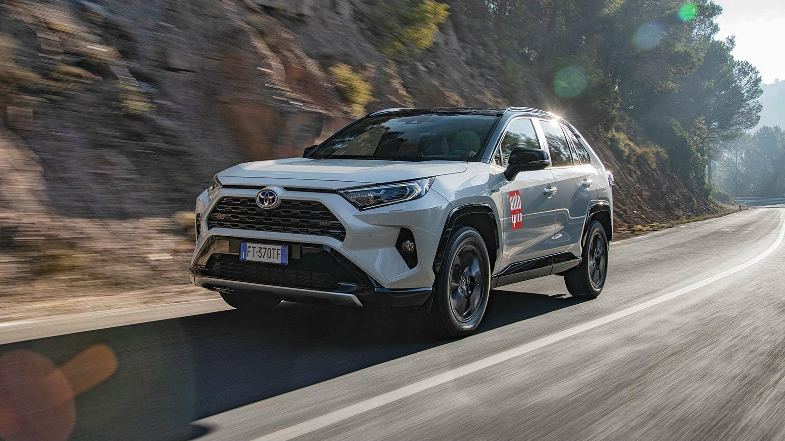 Tο νέο RAV4 βασίζεται σε μια πολυγωνική σχεδιαστική λογική, που αρχικά δείχνει κάπως, αλλά σε τελική ανάλυση είναι δυναμική και αν μη τι άλλο ξεχωριστ