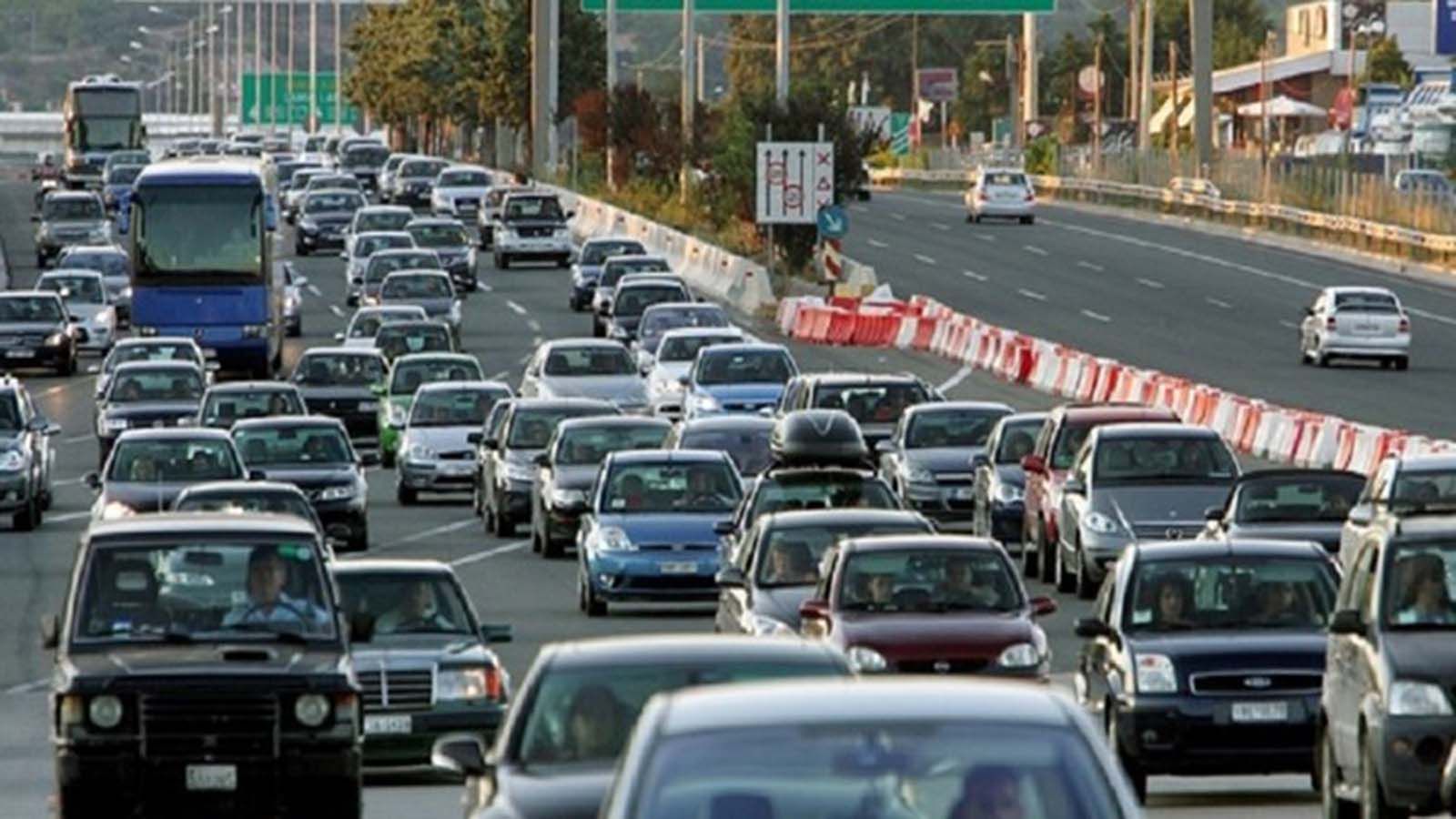 Mε το πόδι στο γκάζι οι Έλληνες το τριήμερο