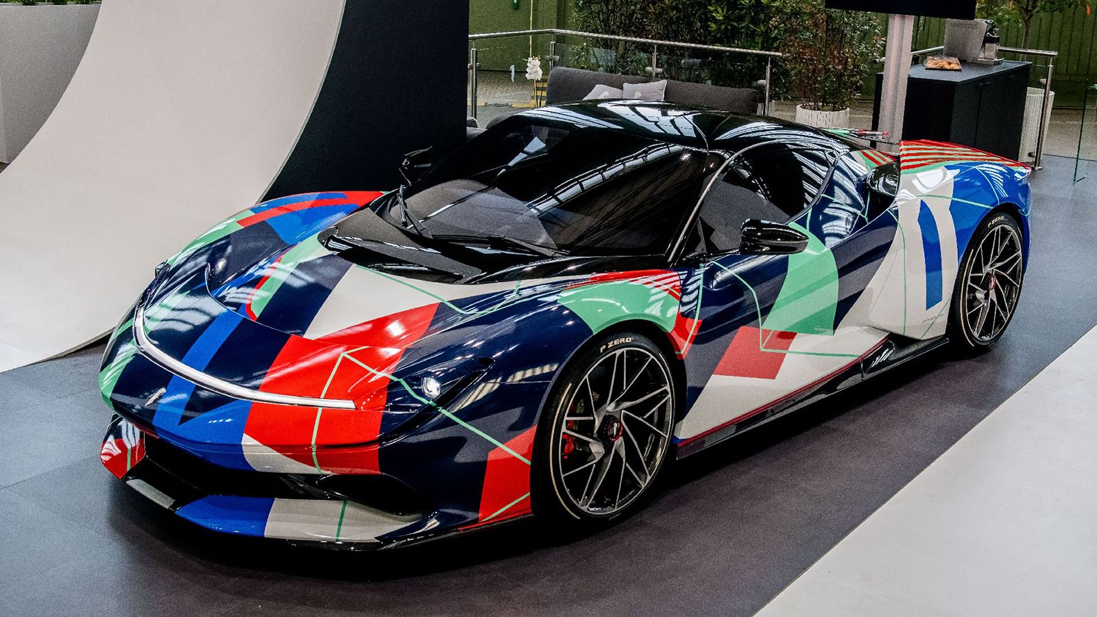 Η συνολική ισχύς του Pininfarina Battista φτάνει τα 1.900 άλογα.