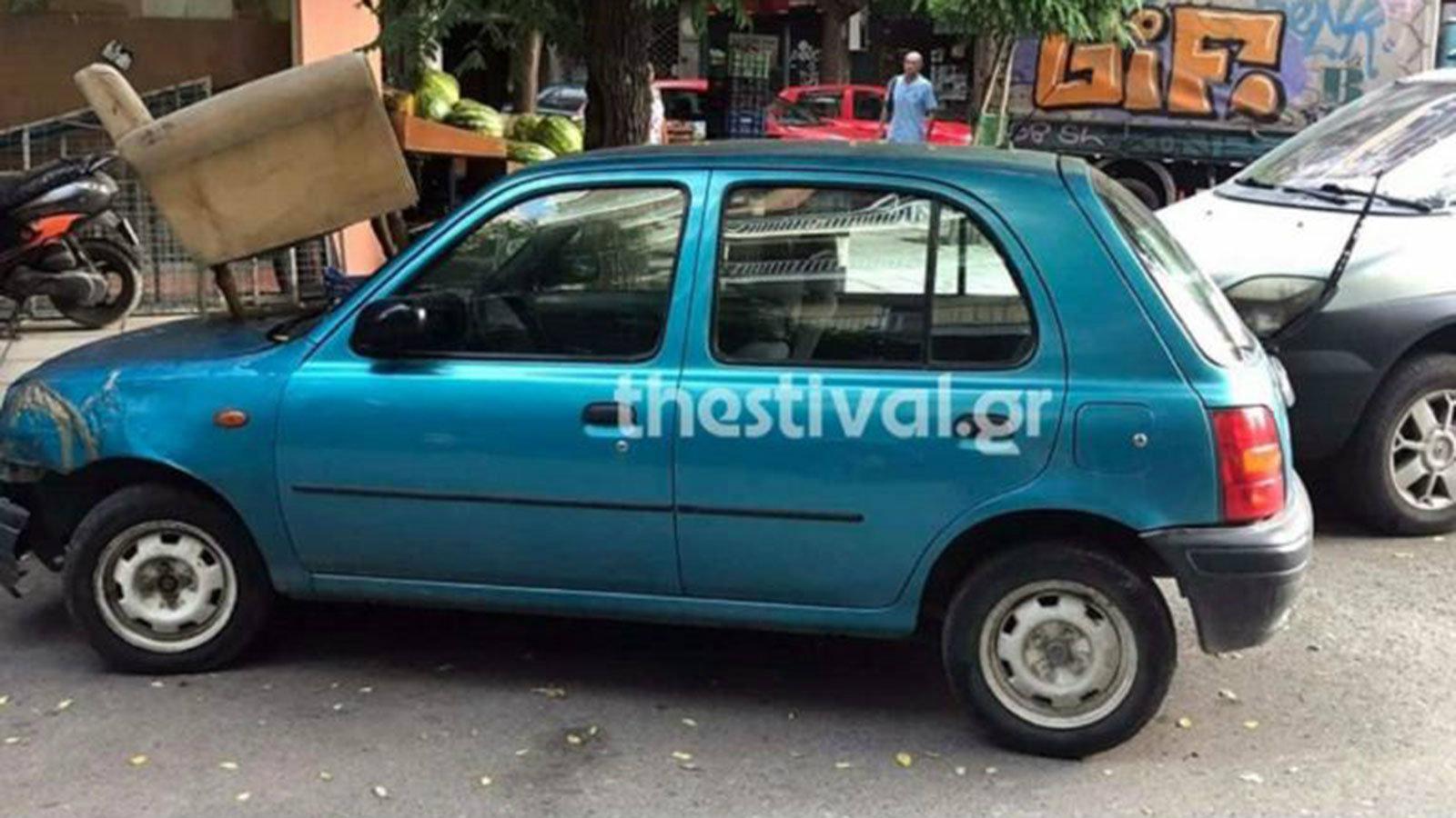 Το αυτοκίνητο με την πολυθρόνα πάνω στο καπό.