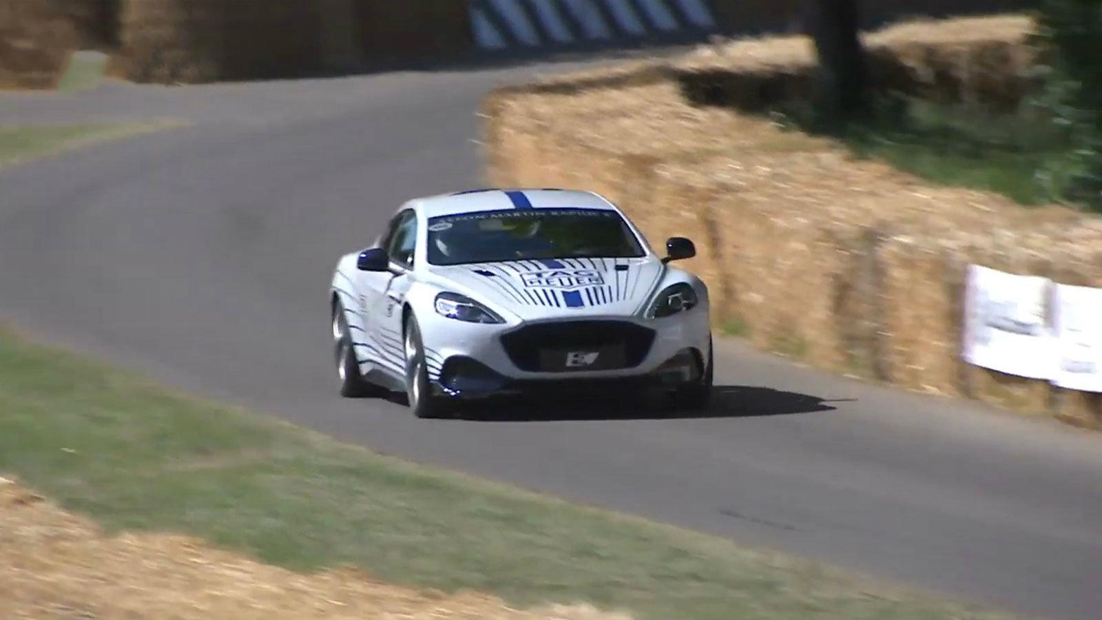 Βγήκε βόλτα στο Goodwood Festival of Speed η Aston Martin Rapide E. 