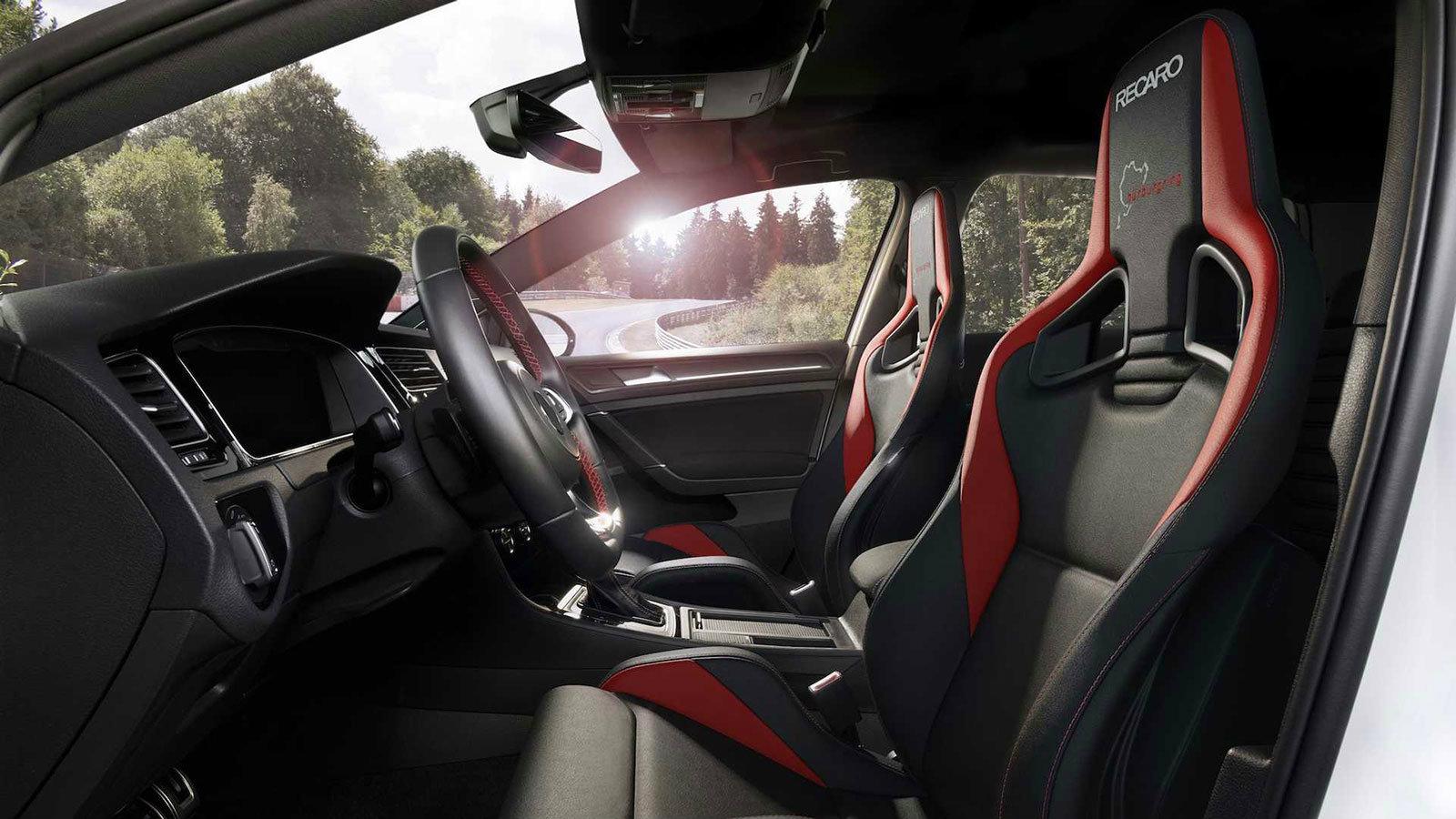 Το νεότερο μέλος της σειρά καθισμάτων Sportster CS ανακοίνωσε επίσημα η Recaro παρουσιάζοντας την έκδοση Nurburgring.