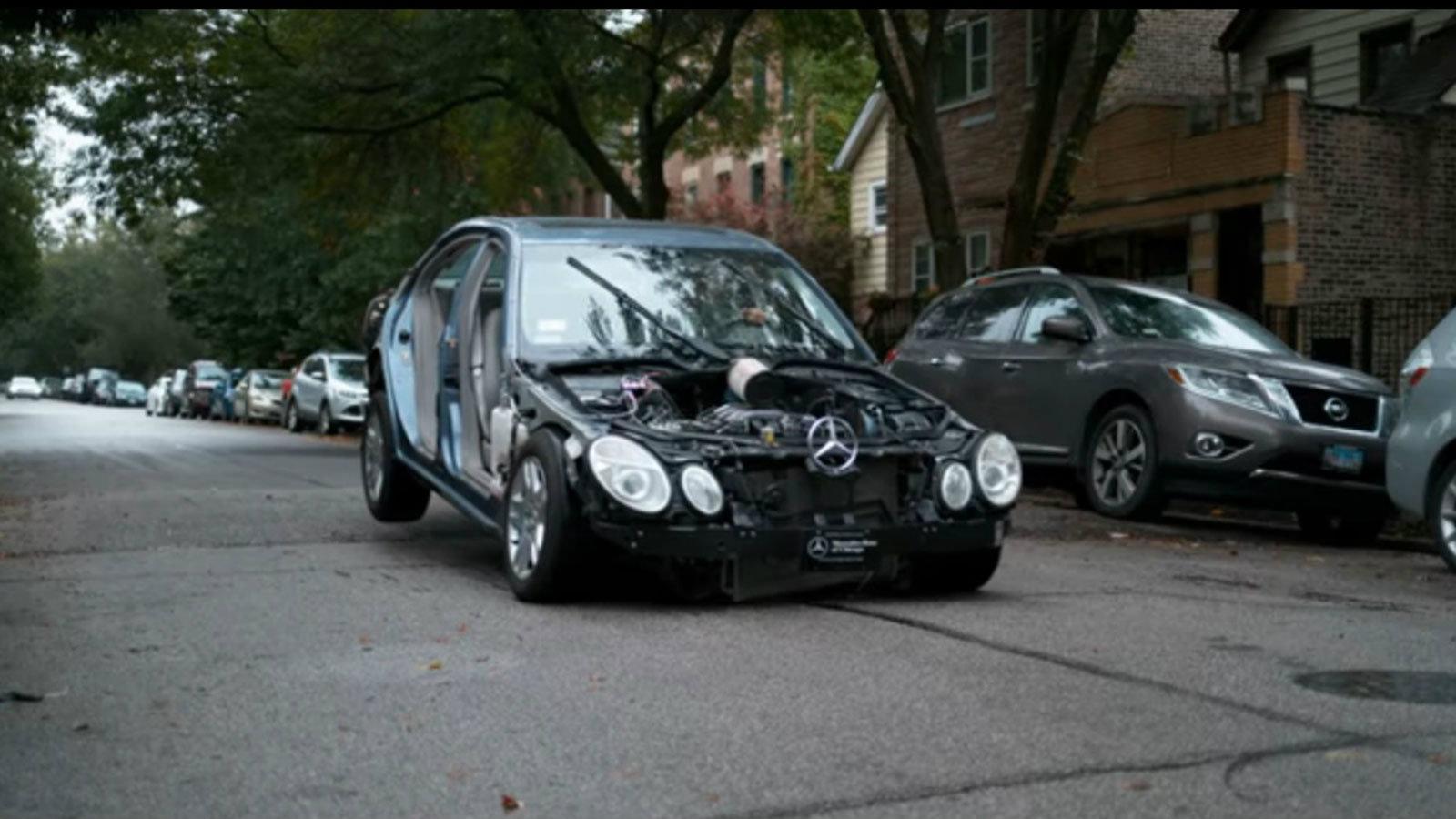 H διαδικτυακή εκπομπή Warped Perception, μέσω μίας Mercedes E-Class θέλησε να δείξει τι ακριβώς συμβαίνει στο αυτοκίνητο όταν περάσει από τα σαμαράκια