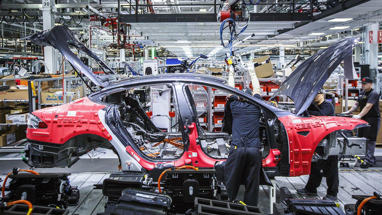 Το 7% του εργατικού δυναμικού της θα κόψει η Tesla, ακολουθώντας τα μειωμένα κέρδη της κατά το δεύτερο εξάμηνο του 2018.