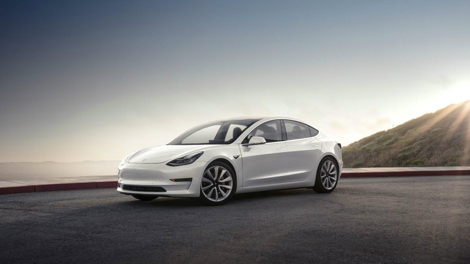 Η Tesla έβγαλε από τη γραμμή παραγωγής την πισωκίνητη έκδοση μεγάλης εμβέλειας (LR, RWD) του Model 3.