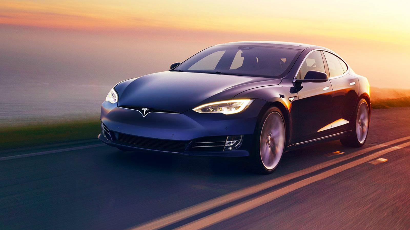 Η πιο πρόσφατη εκδοχή του Tesla Model S, που βλέπετε στις οθόνες σας, μπήκε στις αγορές το 2017.