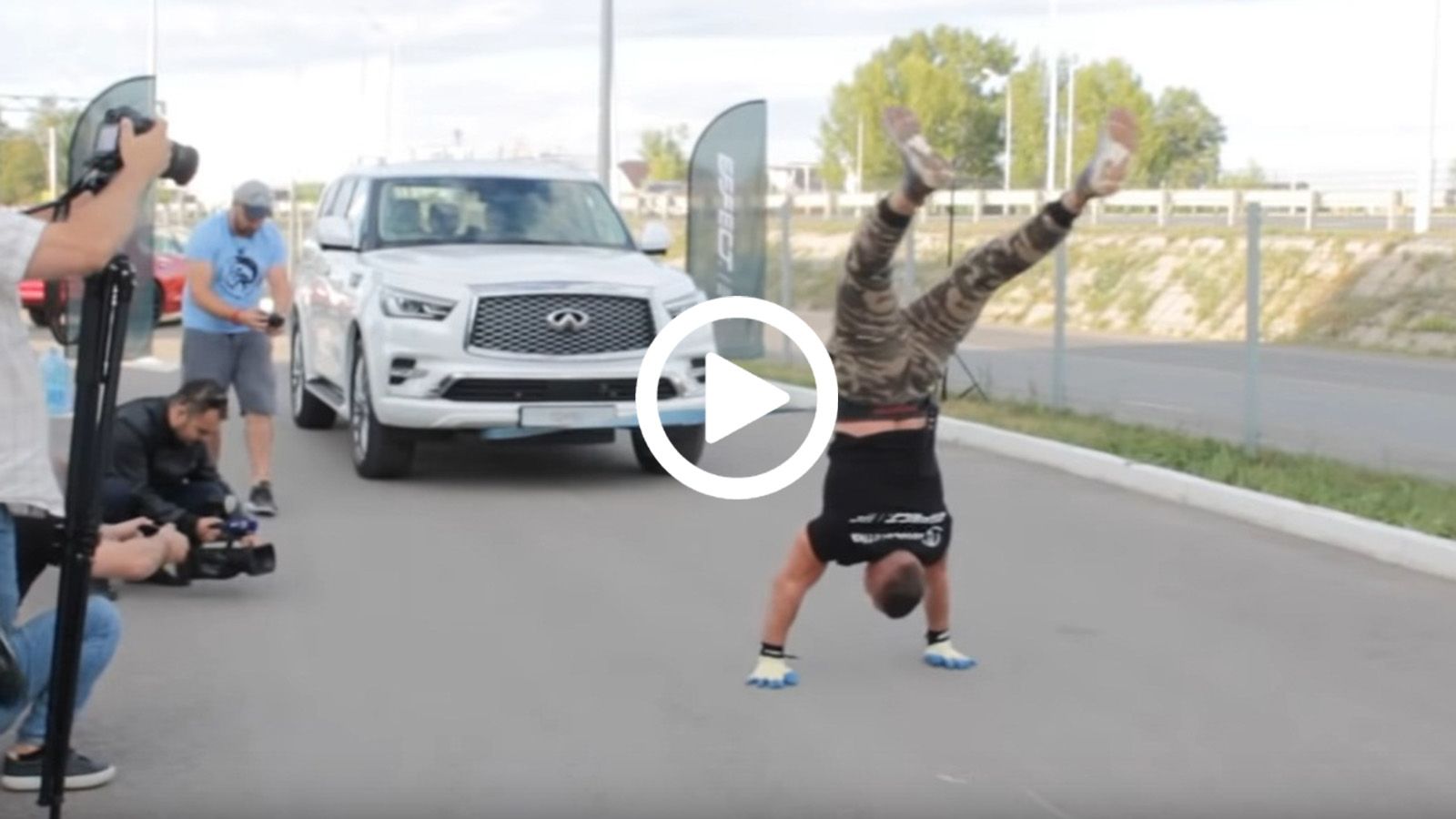 Τραβάει SUV με κατακόρυφο
