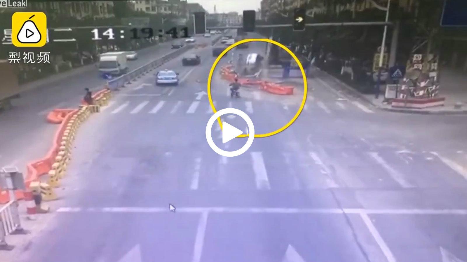 Αμάξι πήγε «καρφί» στην τρύπα 
