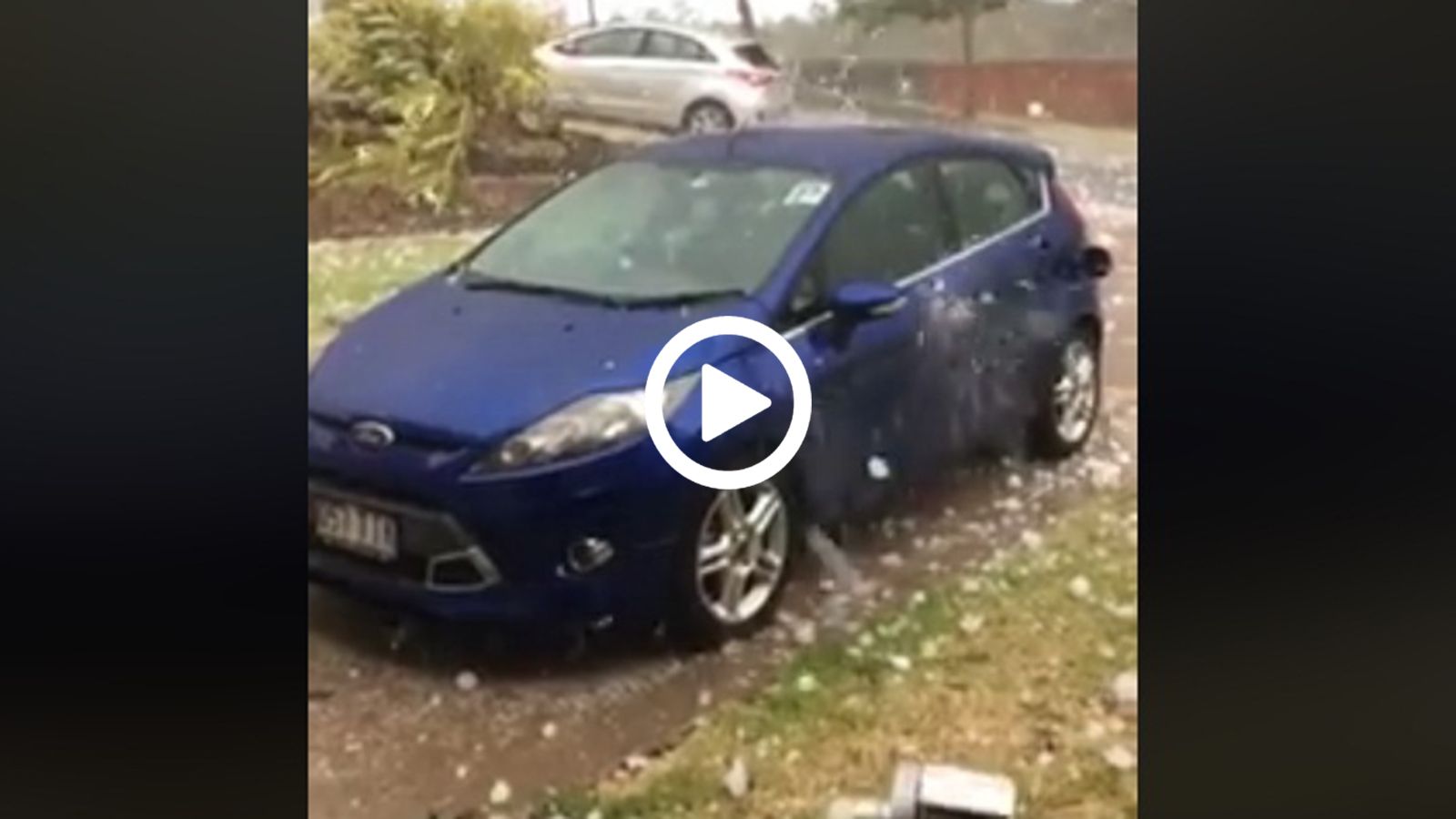 Ford Fiesta στο έλεος του χαλαζιού