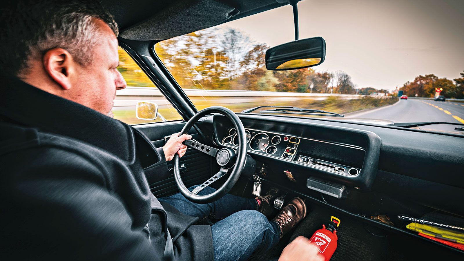 Σπορ τριάκτινο τιμόνι και δύο μεγάλα καντράν από πίσω. Με ένα τέτοιο πακέτο ήσουν «αχτύπητος» τη δεκαετία του 1970. 