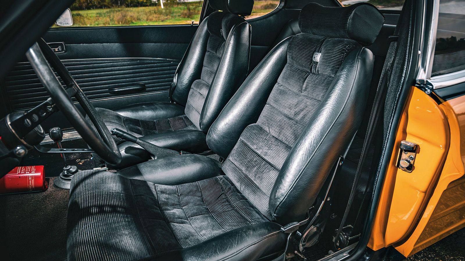 Mαλακά καθίσματα, για σκληρούς τύπους. Το κάθισμα έχει κοτλέ επένδυση και όταν η Ford ξέμενε από υλικό σίγουρα μπορούσε να πάρει ύφασμα από τα παντελό