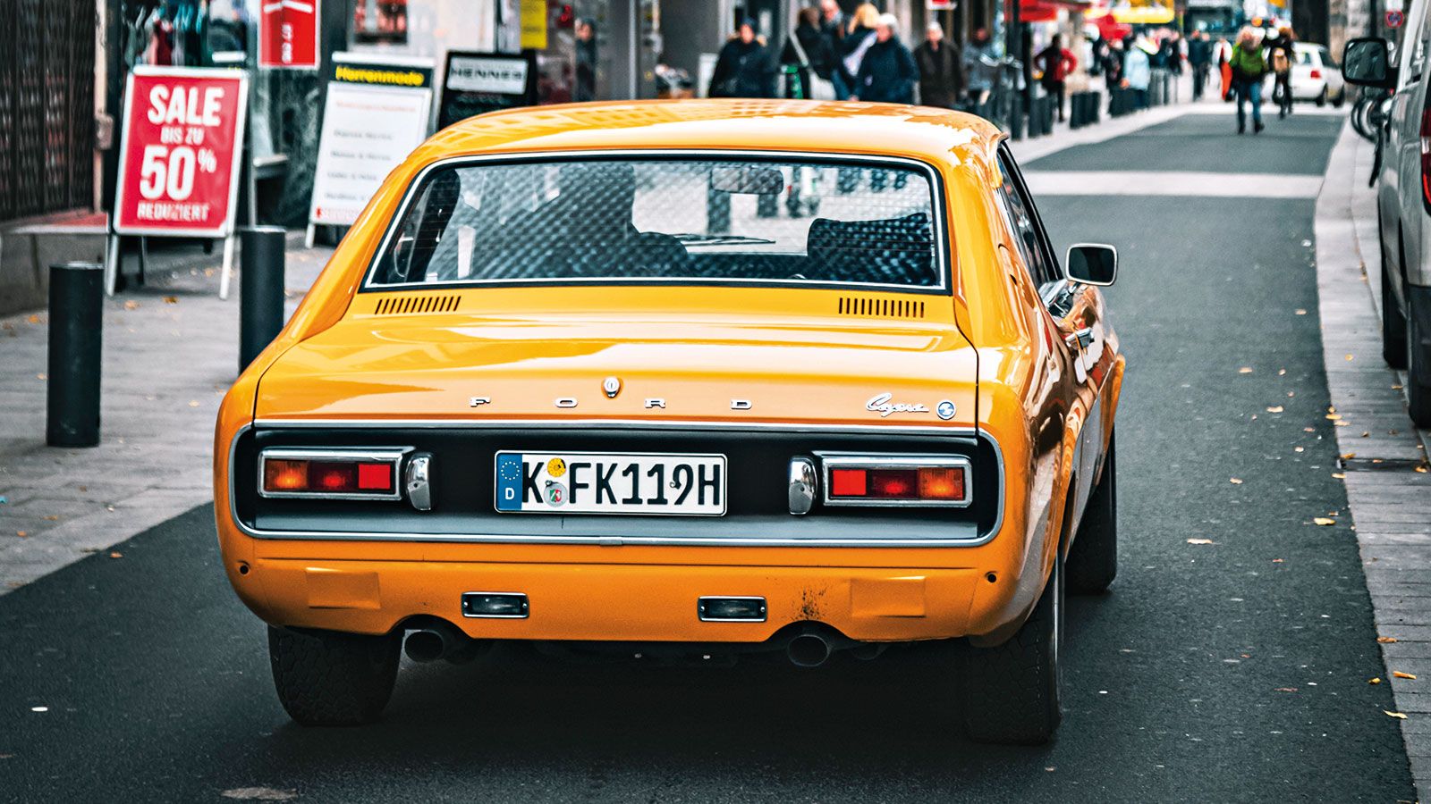 Ωραία αντίθεση δημιουργεί το πέρασμα του Capri από κεντρικούς ιστορικούς δρόμους της πόλης. 