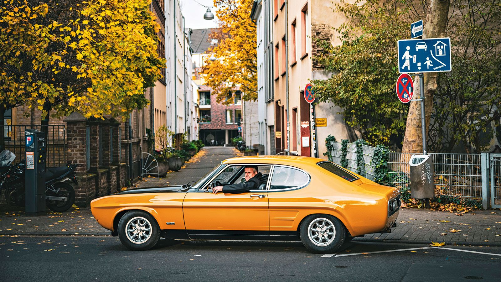 Η οδήγηση με τον αγκώνα έξω από το παράθυρο δεν ήταν ένα χαρακτηριστικό μόνο των οδηγών που είχαν Opel Manta. Οδηγικά, αυτό το θορυβώδες πορτοκαλί «δη