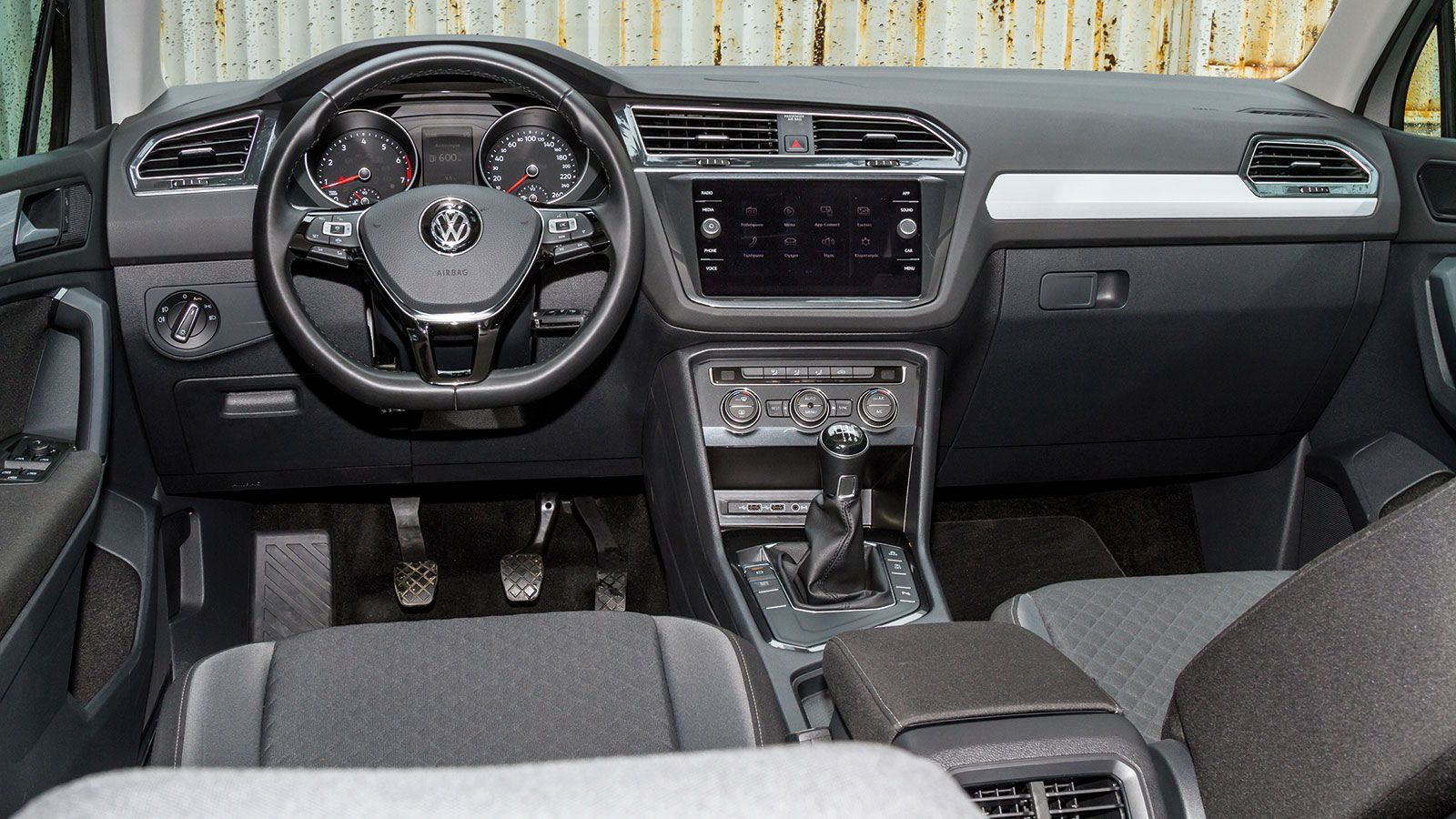 Το εσωτερικό του VW Tiguan είναι ευχάριστο παρά την συγκρατημένη σχεδιαστική λογική  του, ενώ διακρίνεται για την πολύ καλή ποιότητα κατασκευής του.
