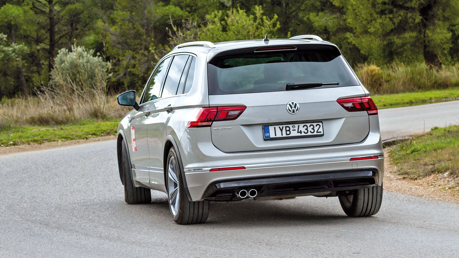 Το Tiguan παρά τη σφιχτή του ανάρτηση διαχειρίζεται αποτελεσματικά τις ανωμαλίες του δρόμου, παραμένοντας ικανό και σε πιο σβέλτους ρυθμούς.
